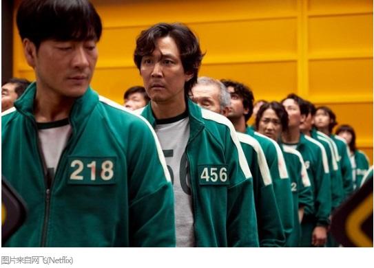 电视剧《鱿鱼游戏》中，角色身穿绿色运动服画面。图片来源：韩国《中央日报》报道截图。